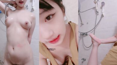 超可爱的宝贝小女人，精彩小秀露脸颜值很高，奶子坚挺粉嫩奶头还往里凹着呢，奶子比心好性感，精彩不要错过